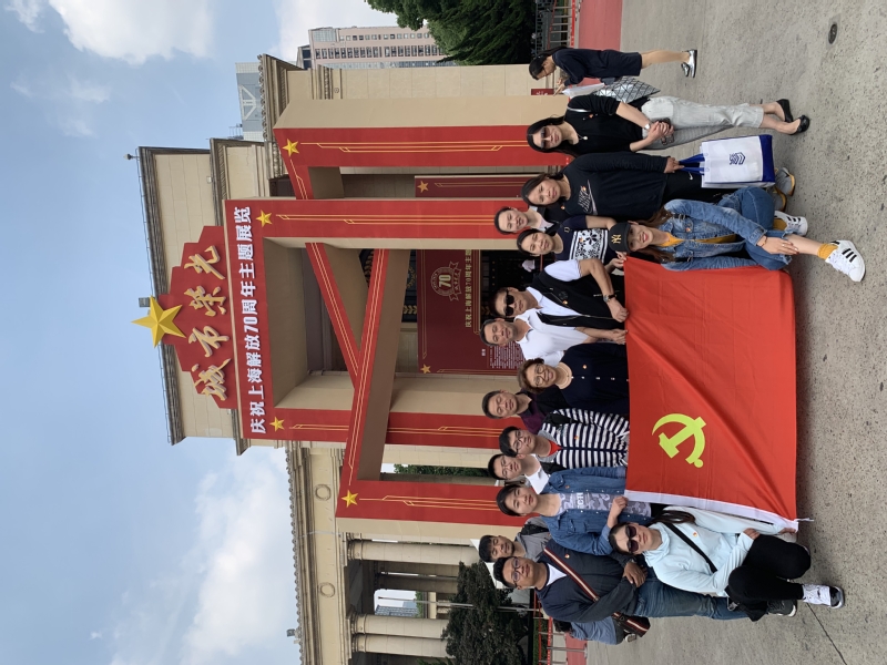参观"城市荣光——庆祝上海解放70周年"主题展览1